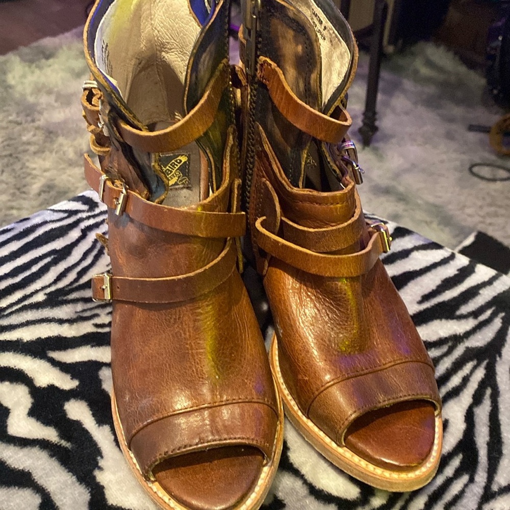 FreeBird Carter Boots Women’s size 9 Brown and open toe!!